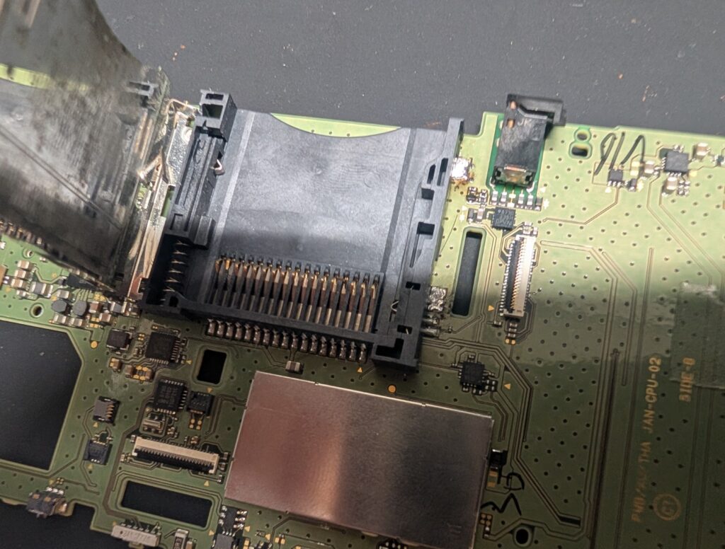 2DSLLのゲームカセットスロットの写真