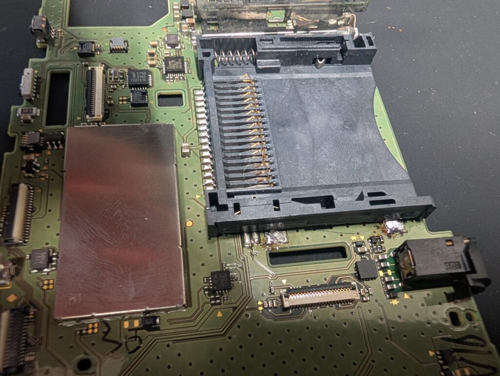 2DSLLのゲームカセットスロットの写真