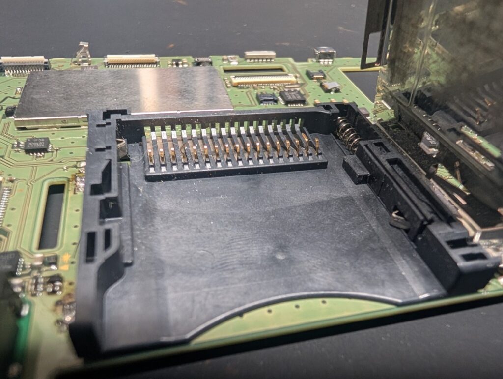 2DSLLのゲームカセットスロットの写真