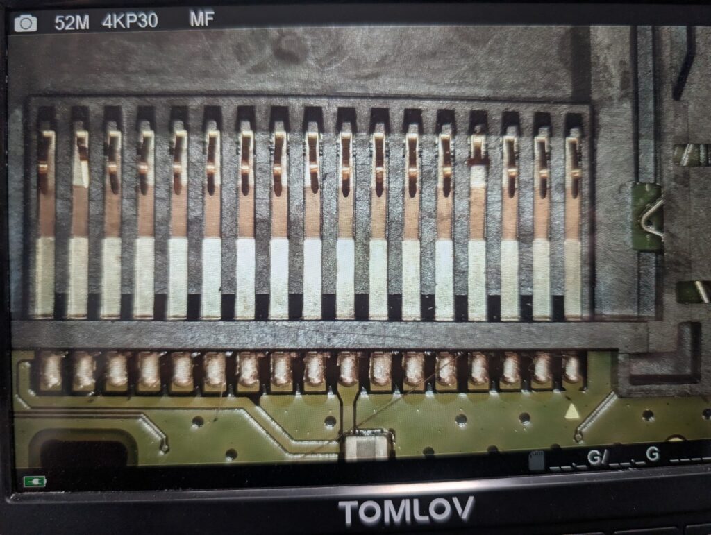 2DSLLのゲームカセットスロットのピン修正時の写真