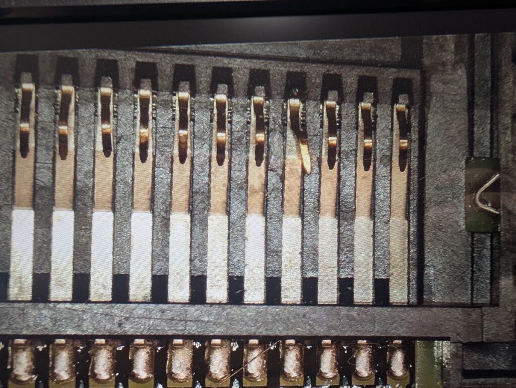 2DSLLのゲームカセットスロットのピン修正時の写真