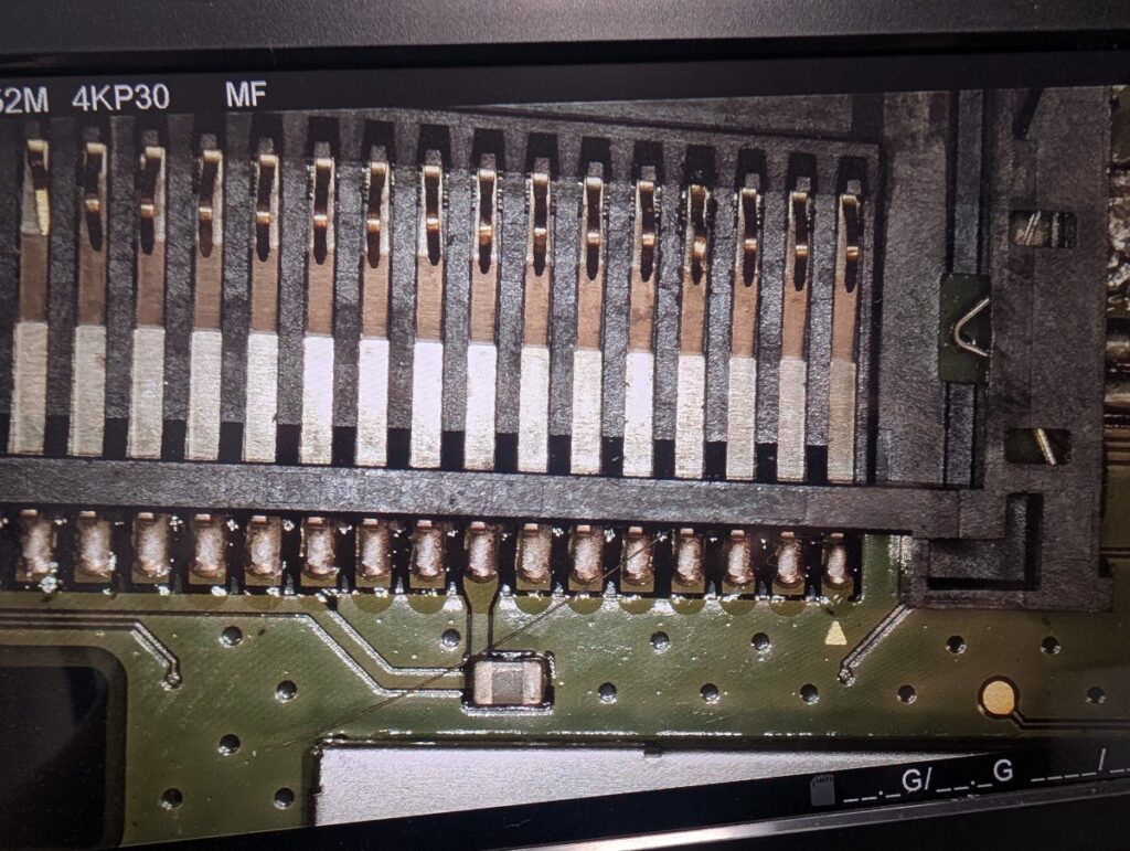 2DSLLのゲームカセットスロットのピン修正時の写真