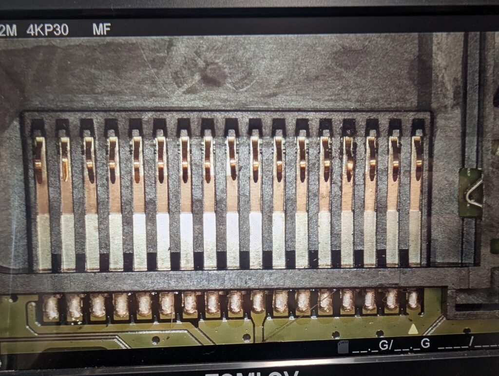 2DSLLのゲームカセットスロットのピン修正時の写真