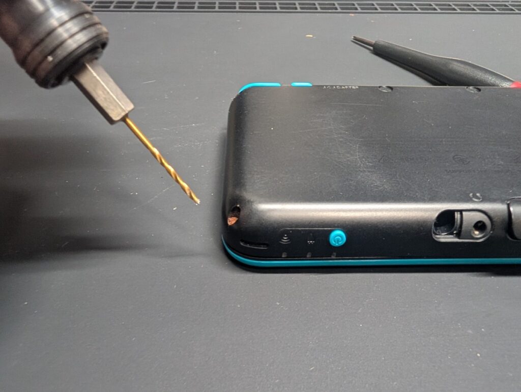 2DSLLのY字ネジが錆びているのを修理している様子