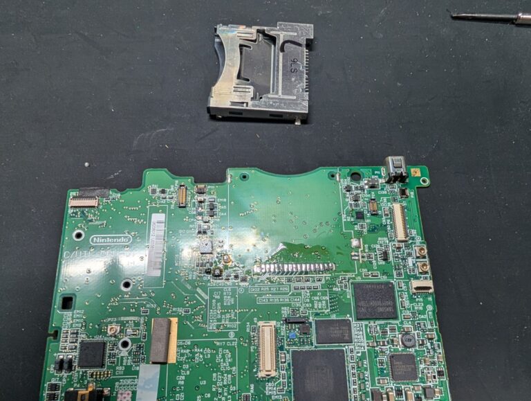 DSi LLのメイン基板とゲームカードスロットの写真