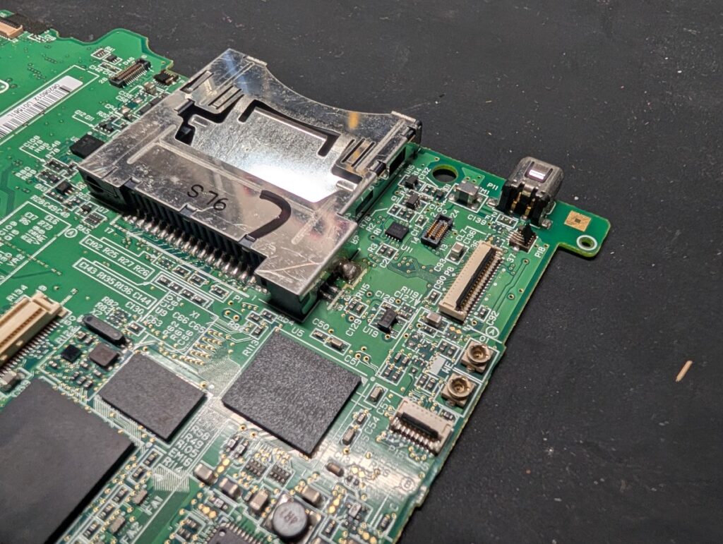 ゲームカードスロット交換時の様子
