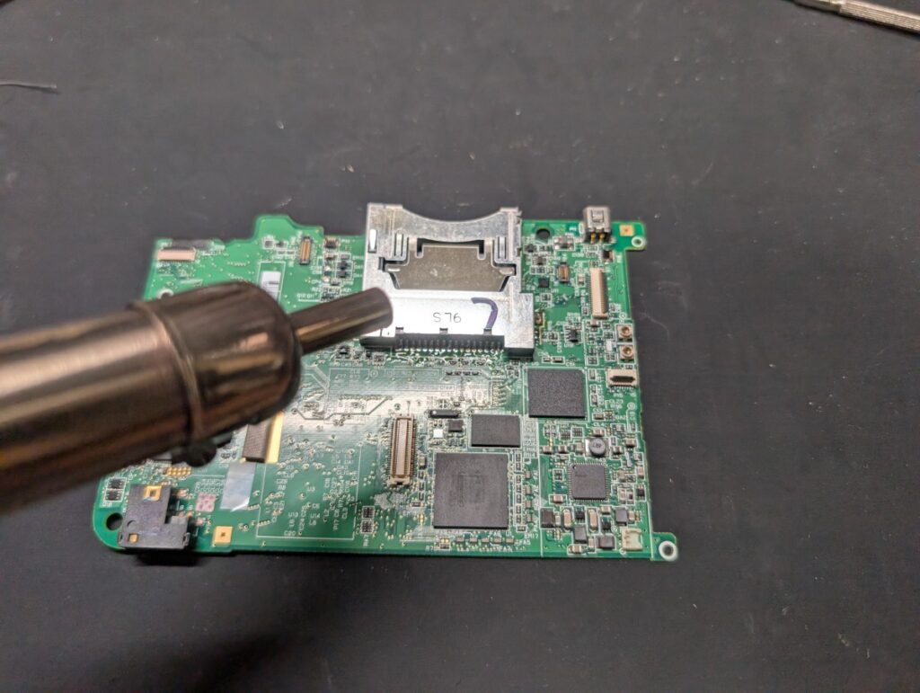 ゲームカードスロット交換時の様子
