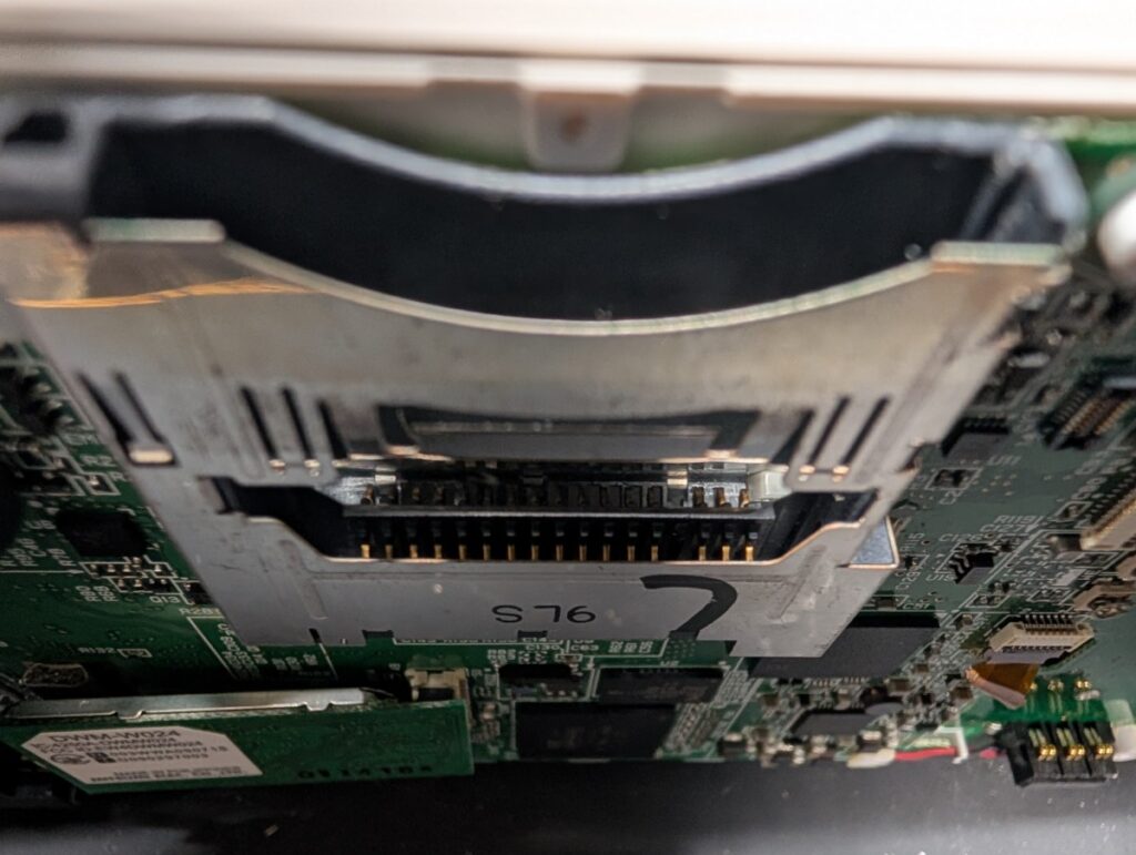 ゲームカードを読み込めないDSi LLの修理写真
