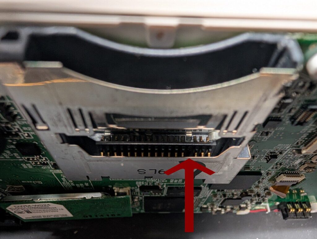 DSi LLのゲームカードスロットのピン破損部分