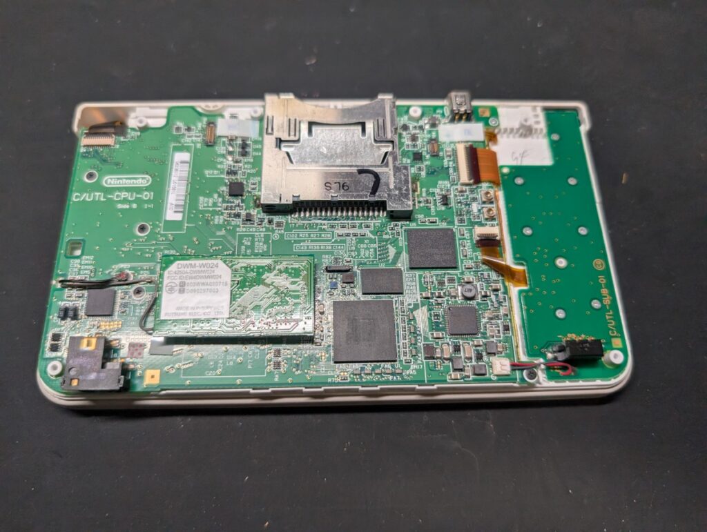 ゲームカードを読み込めないDSi LLの修理写真
