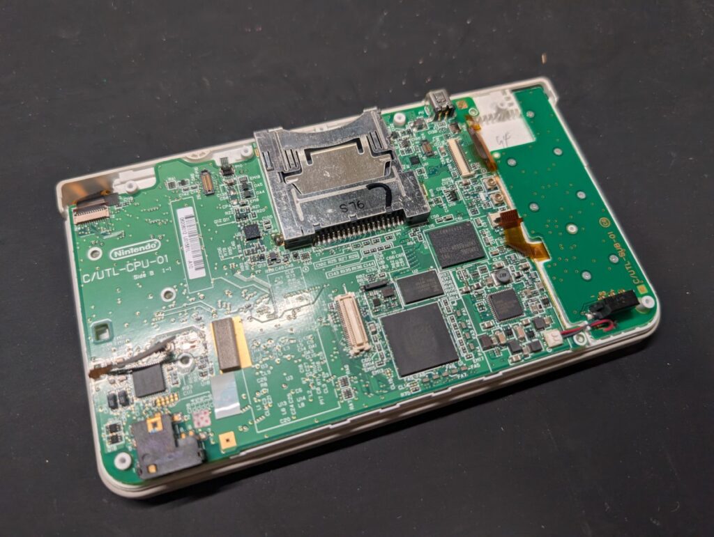 ゲームカードを読み込めないDSi LLの修理写真
