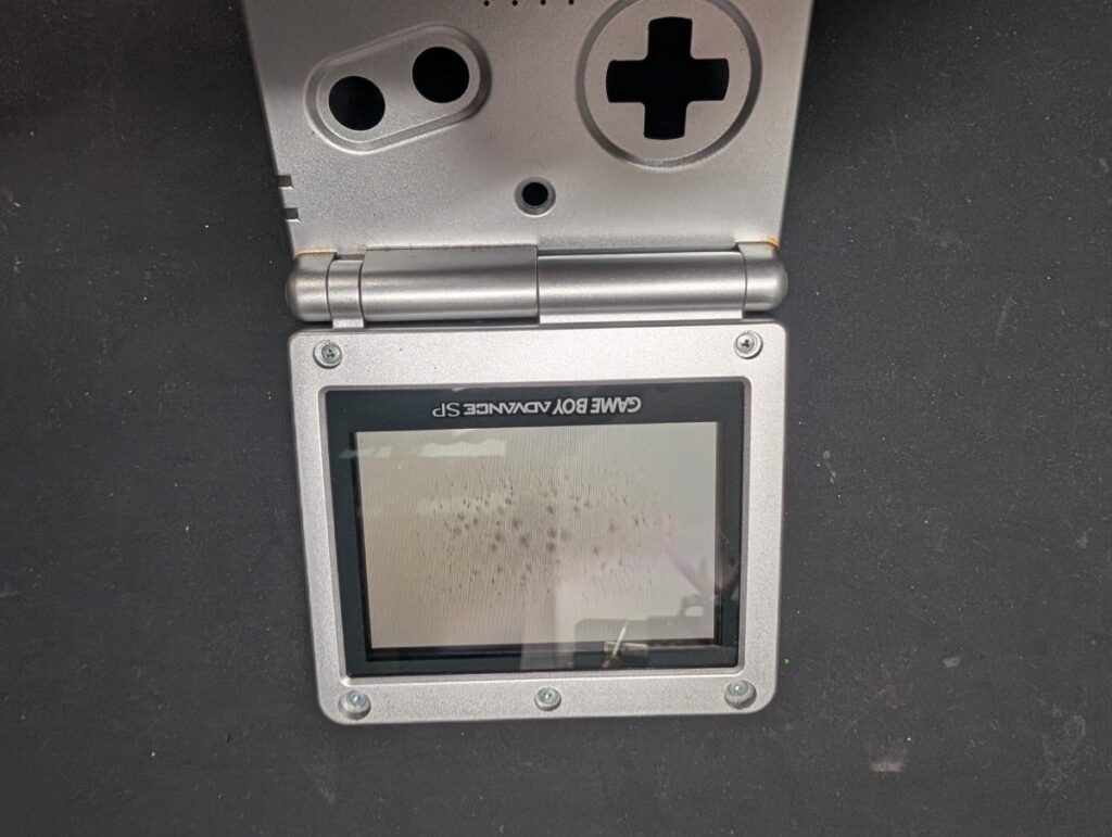 画面に黒いシミがあるGBASPの修理時の様子