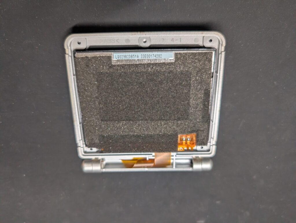 画面に黒いシミがあるGBASPの修理時の様子