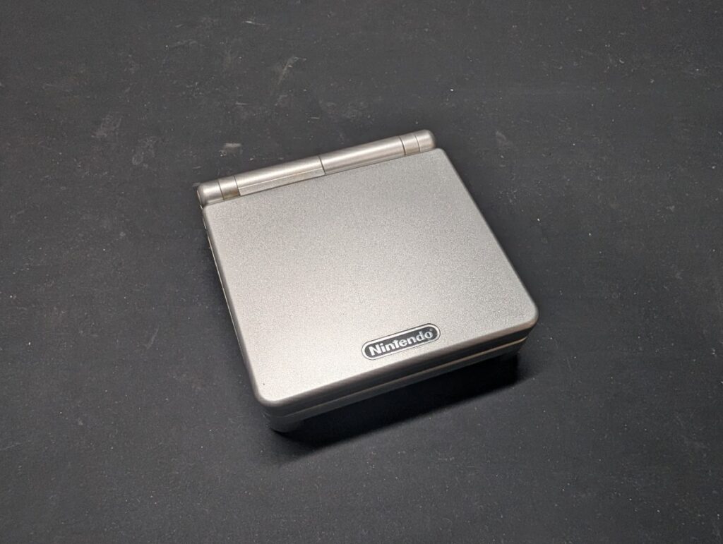 画面に黒いシミがあるGBASPの修理時の様子