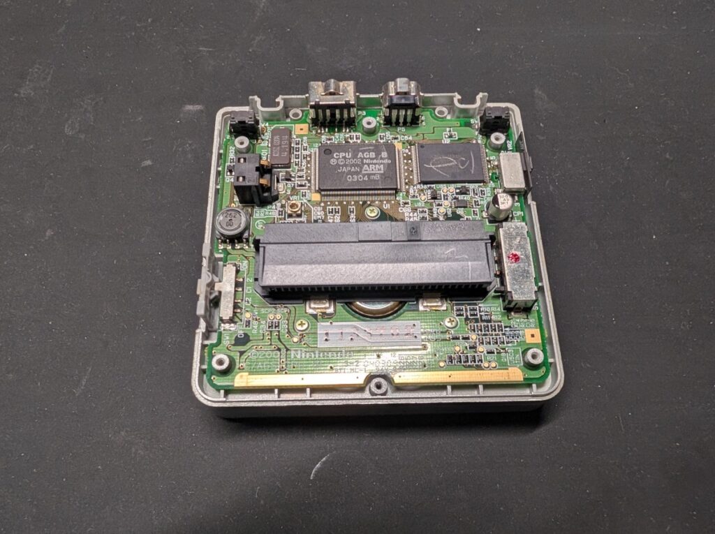 画面に黒いシミがあるGBASPの修理時の様子