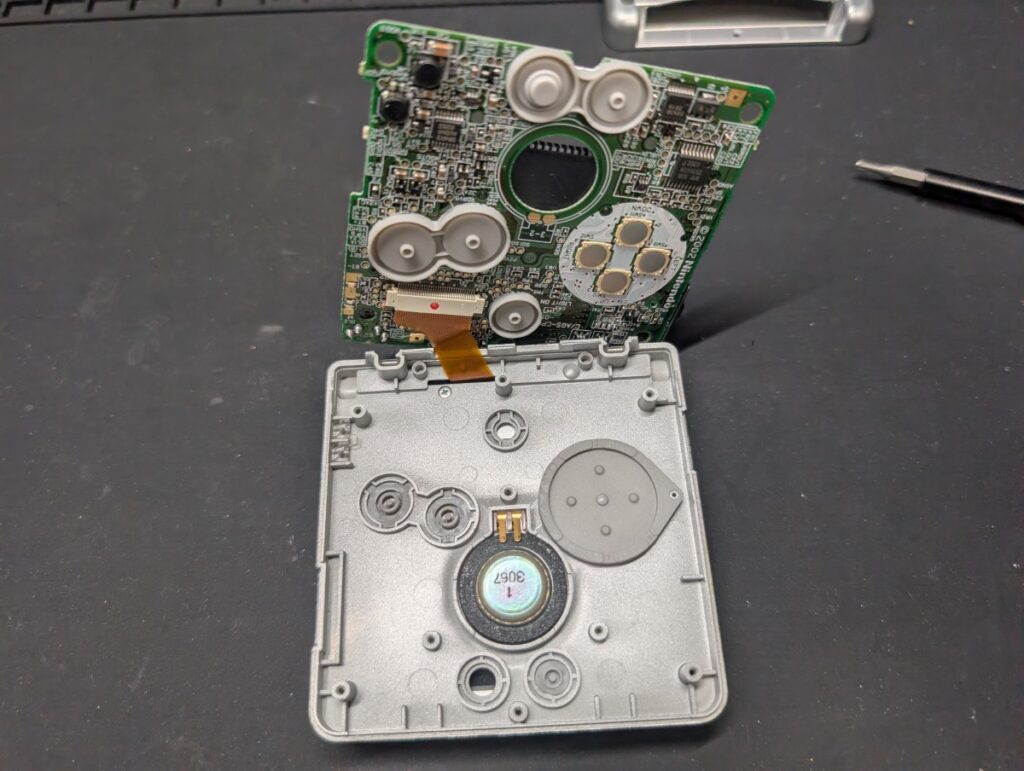 画面に黒いシミがあるGBASPの修理時の様子