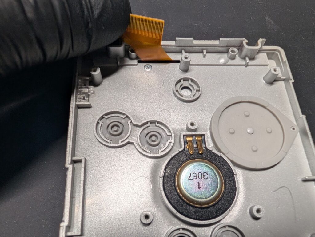 画面に黒いシミがあるGBASPの修理時の様子