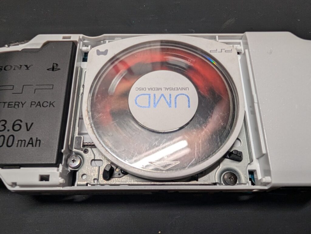 PSP3000のUMDドライブ修理時の様子