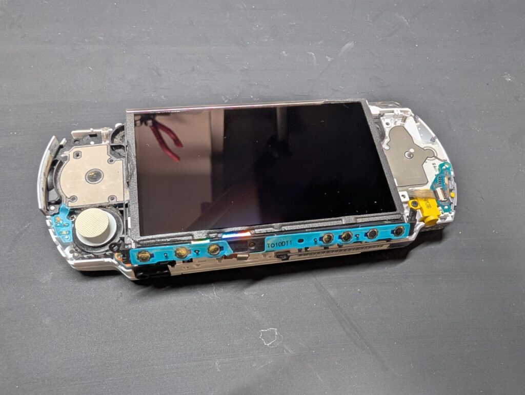 PSP3000のUMDドライブ修理後の動作点検時の様子