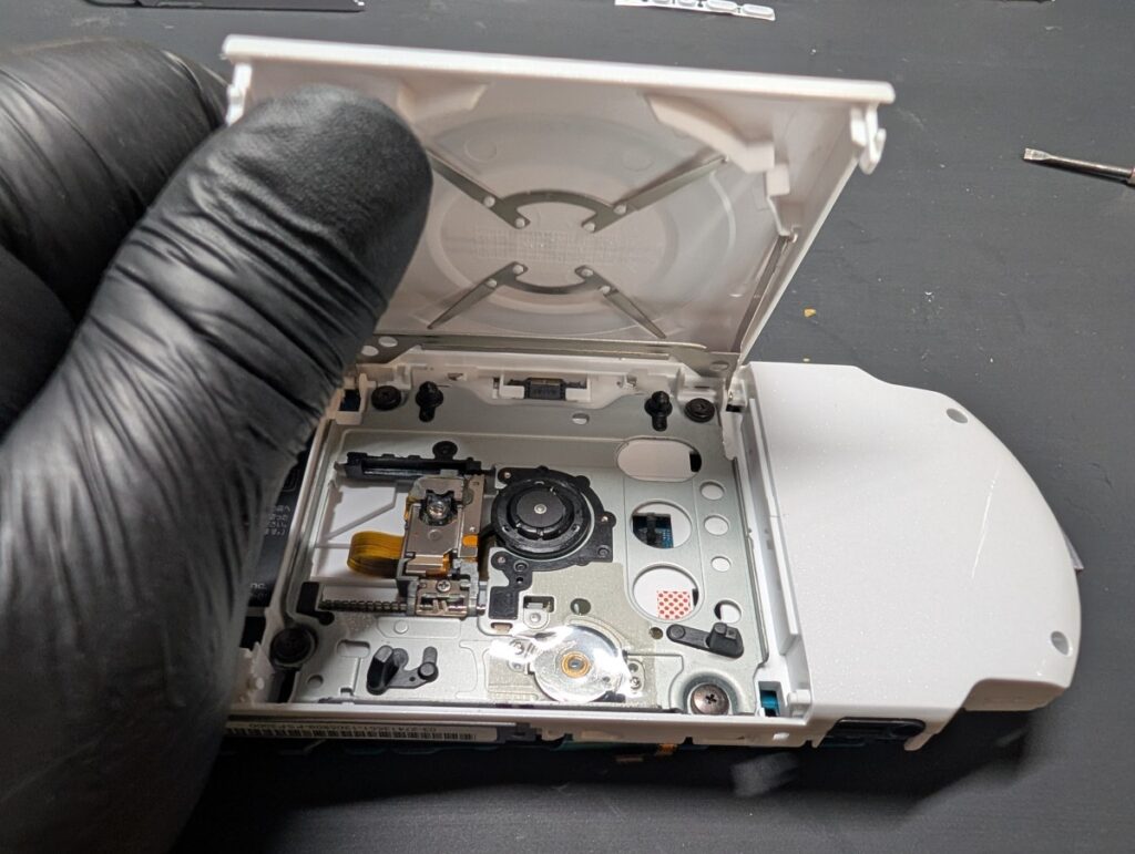 PSP3000のUMDドライブカバー取り外し時の写真