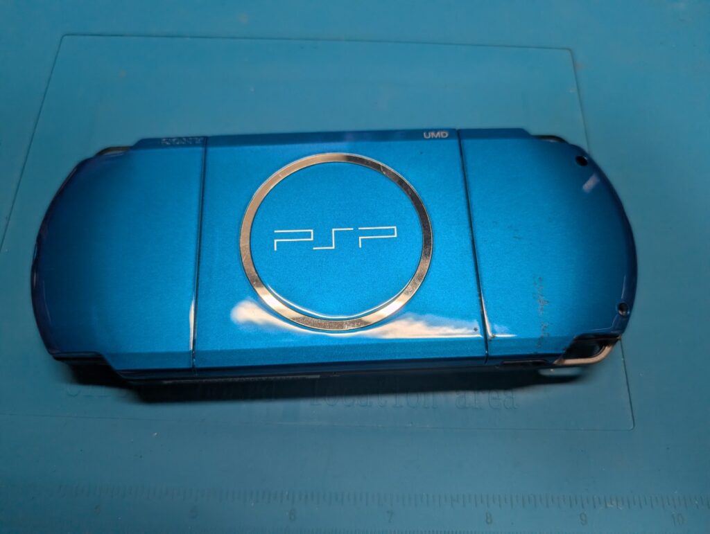 電源が入らないPSPの裏側