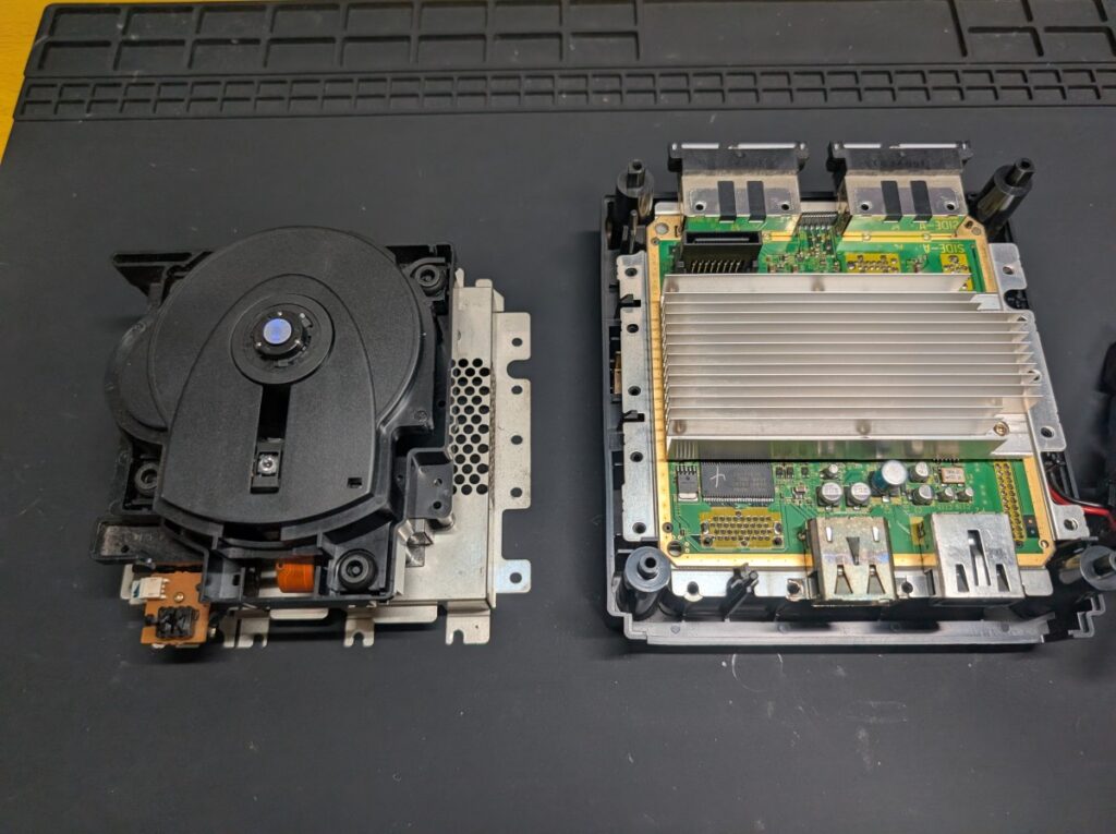 ゲームキューブのメイン基板とドライブ