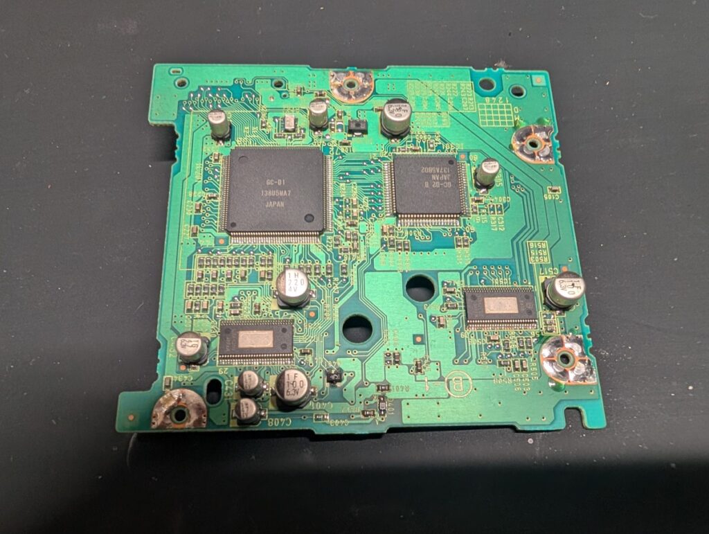 ゲームキューブのドライブ基板に設置されているコンデンサの写真