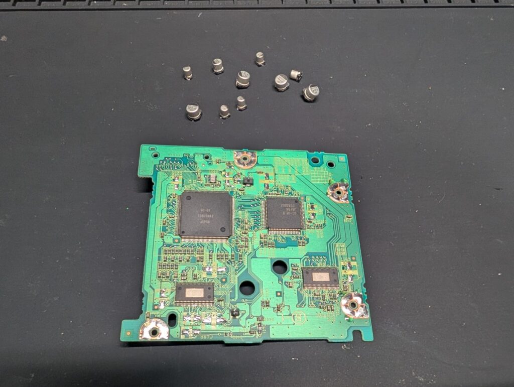 ゲームキューブのドライブ基板に設置されているコンデンサ交換時の写真