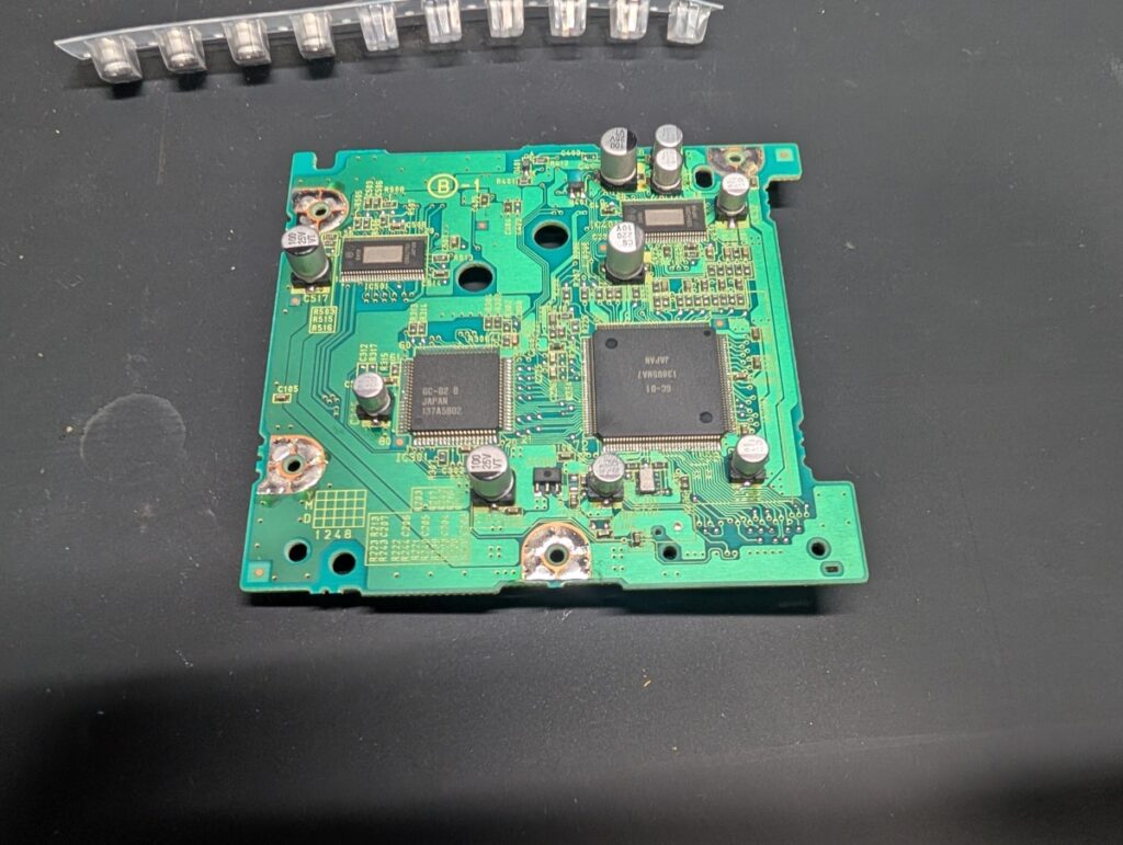 ゲームキューブのドライブ基板に設置されているコンデンサ交換時の写真