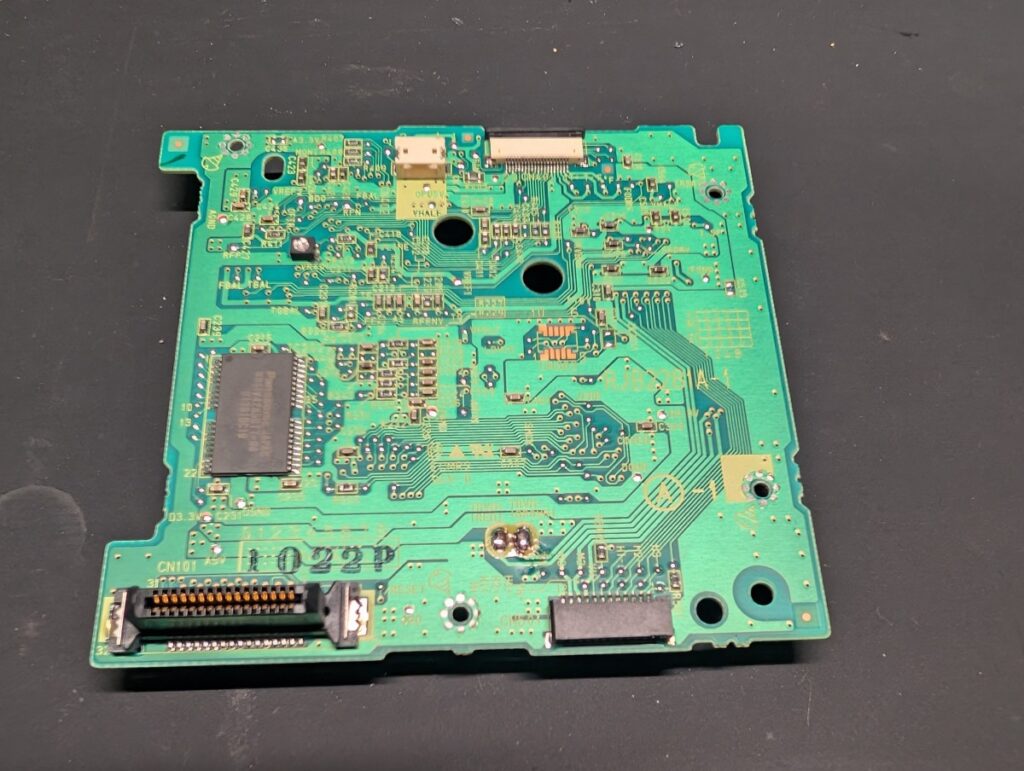 ゲームキューブのドライブ基板に設置されているコンデンサ交換時の写真