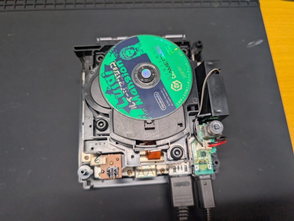 ゲームキューブのディスク読み込み不良修理の様子