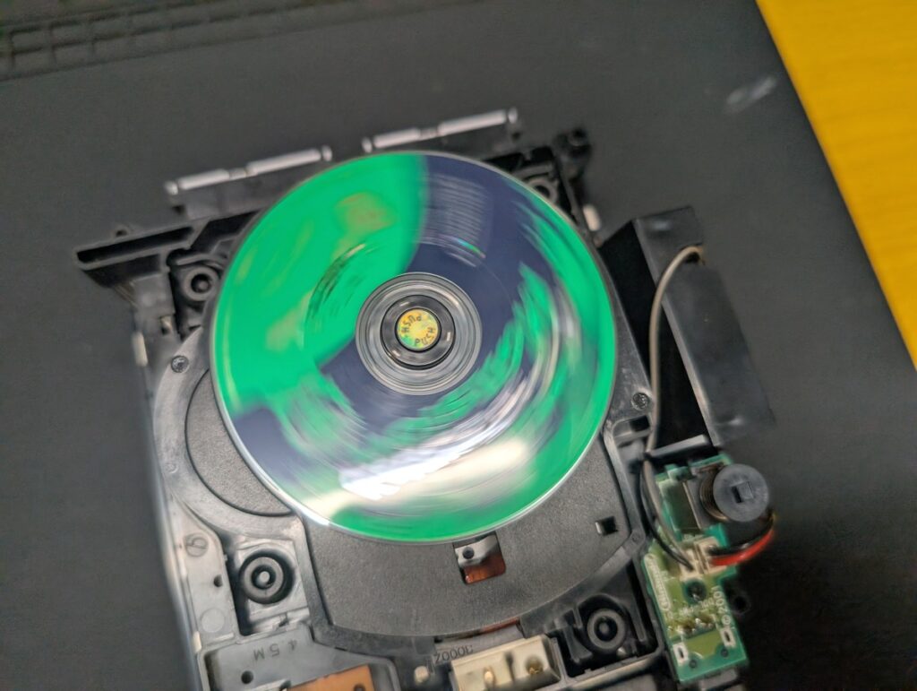 ゲームキューブのディスク読み込み不良修理の様子