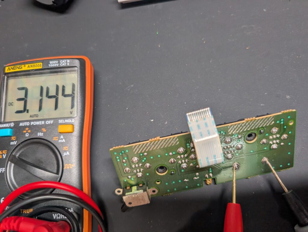 ゲームキューブのバックアップ電池交換時の様子