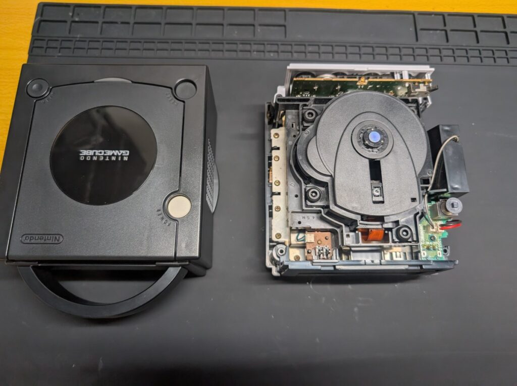 ゲームキューブを分解している様子