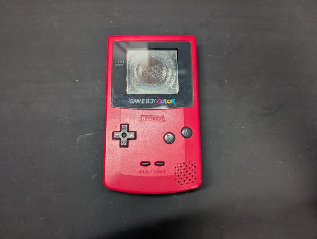 液晶画面が劣化したゲームボーイカラーの写真