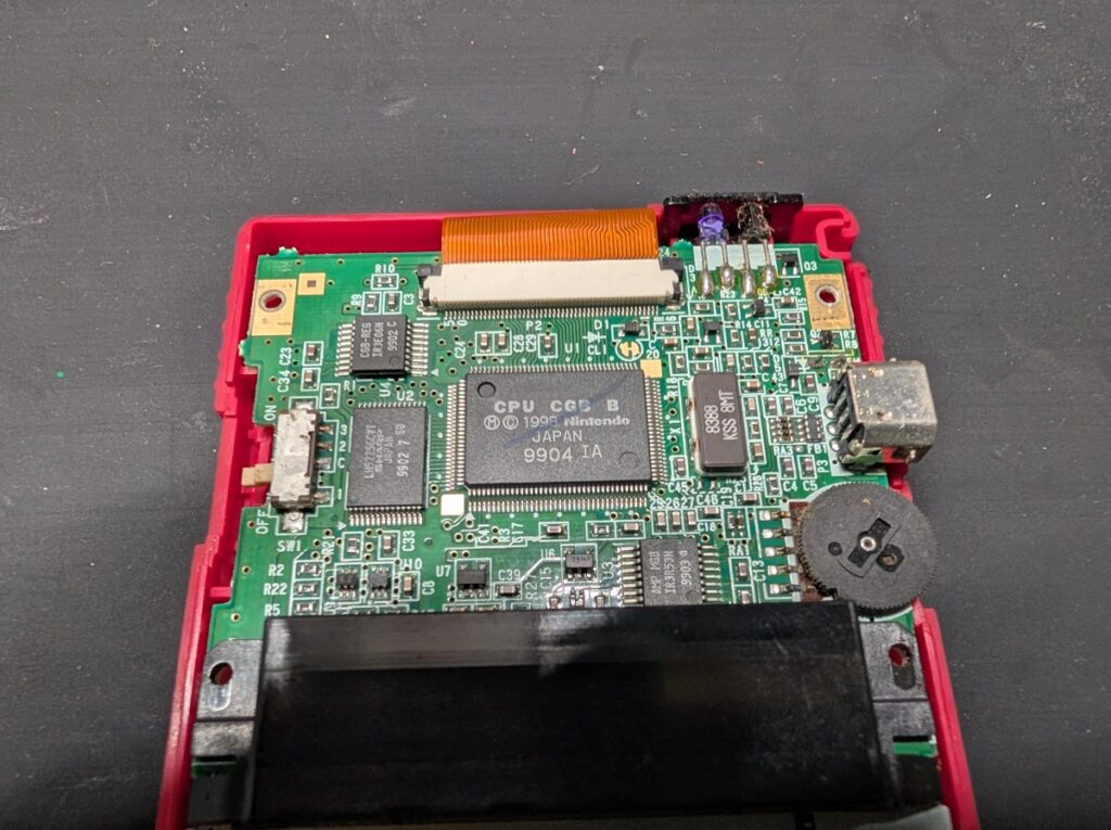 液晶画面が劣化したゲームボーイカラーの修理時の写真