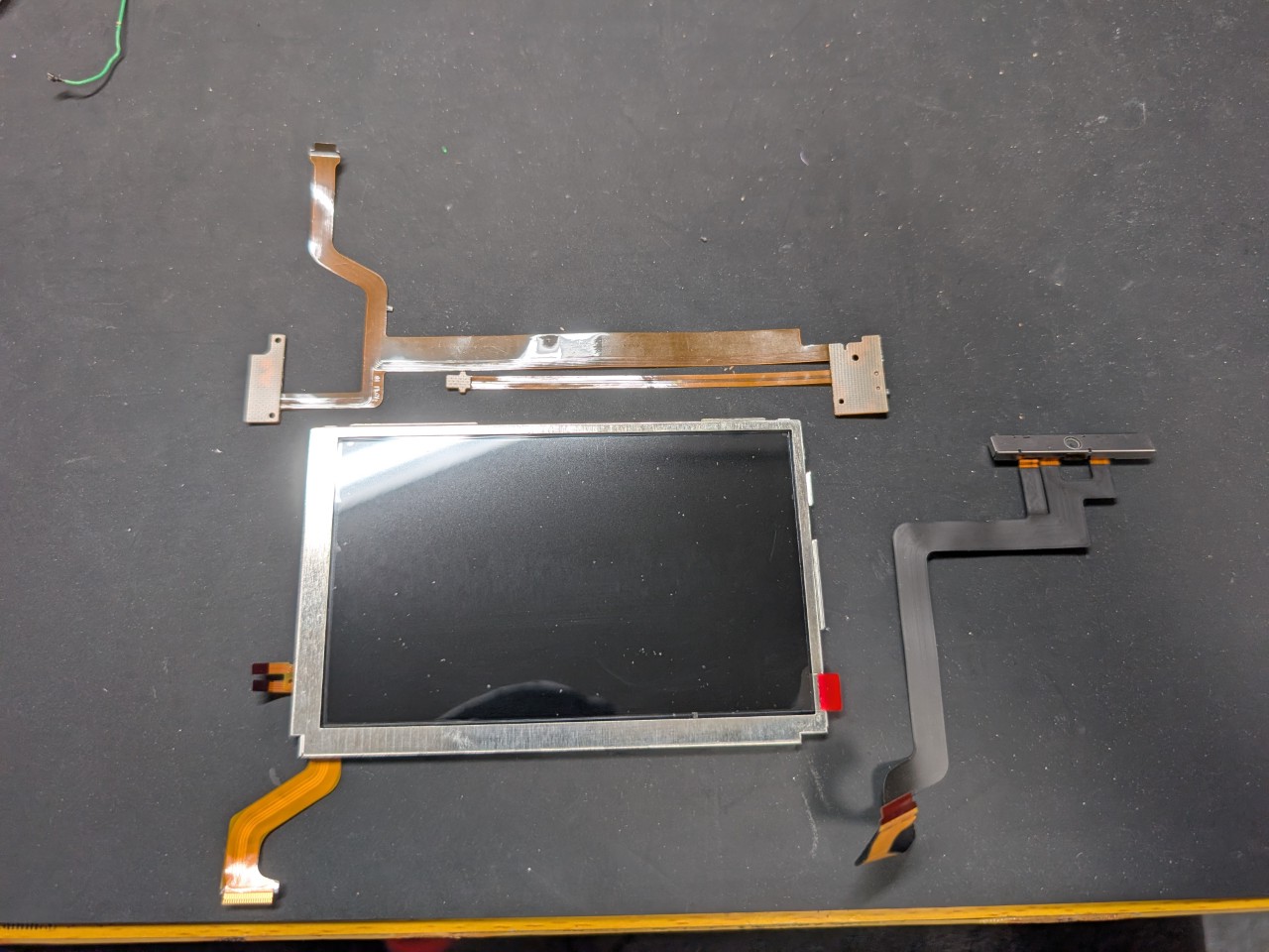 3DSLLの上画面、スピーカーケーブル、カメラケーブルの写真