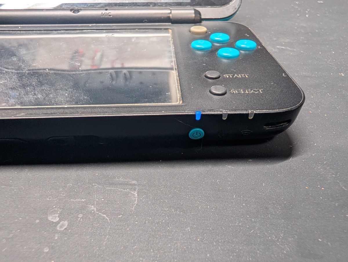 2DS LL 電源が入っても数秒で落ちる症状の修理事例 - BunnyCraft