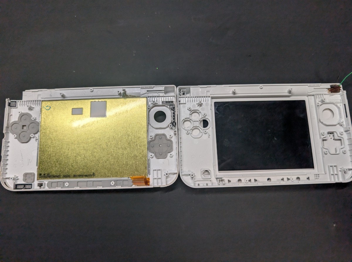 3DS LL ヒンジ割れ・ヒビ修理の作業写真