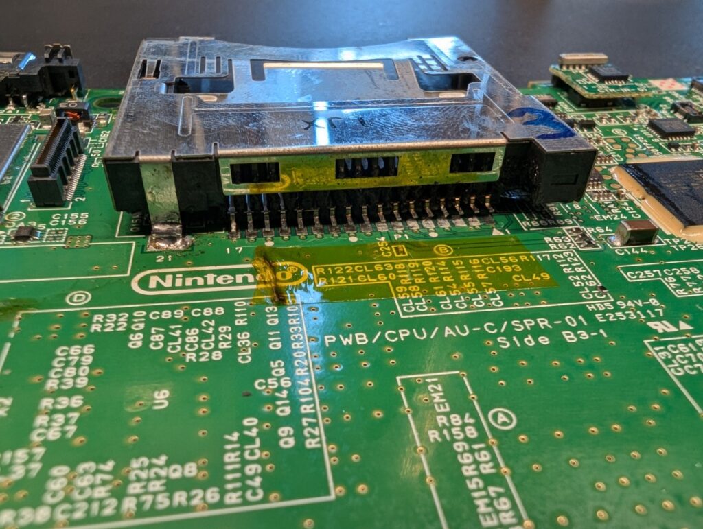 3DSLLのゲームカードスロットを交換時の様子