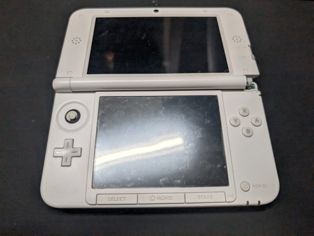 ヒンジが破損した3DSLLの写真