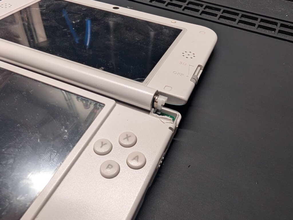 3DSLLのヒンジ破損部分