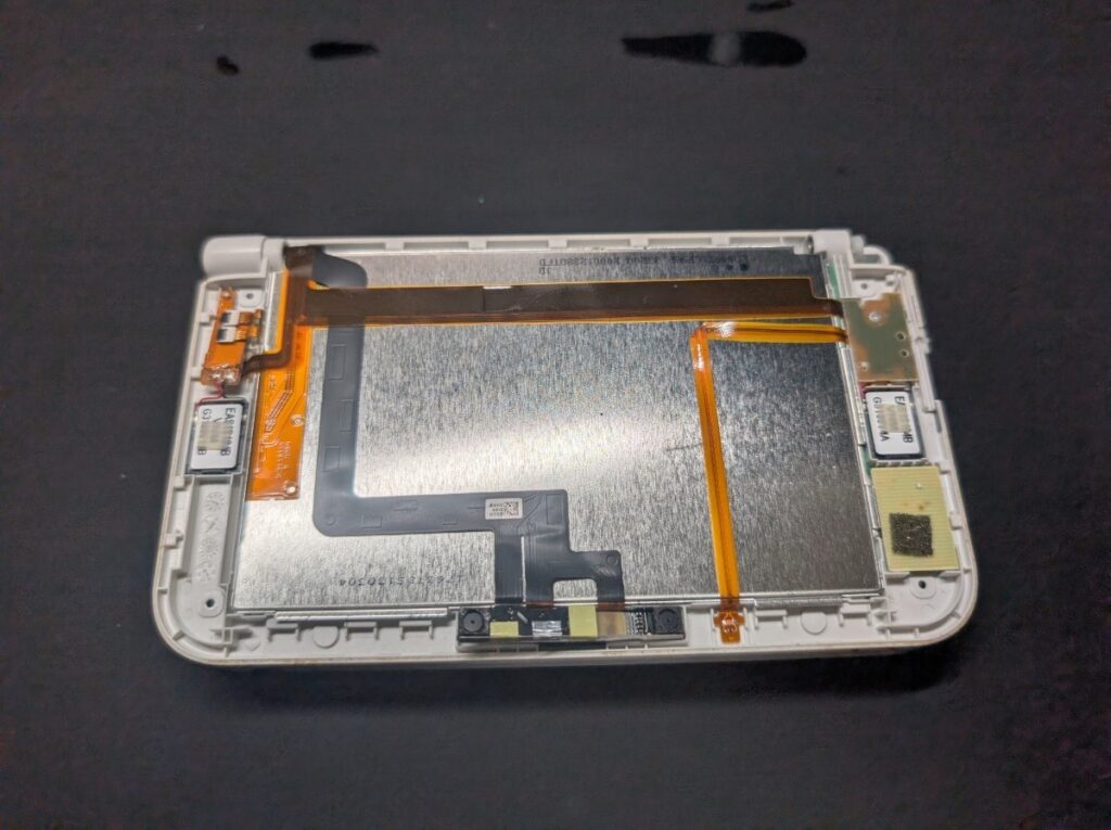 3DSLLの上カバーを外した後の写真