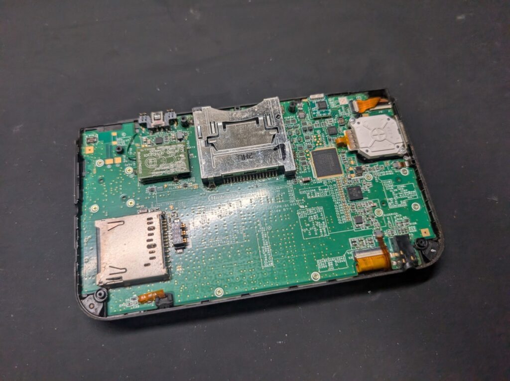 3DSLLのメイン基板の写真