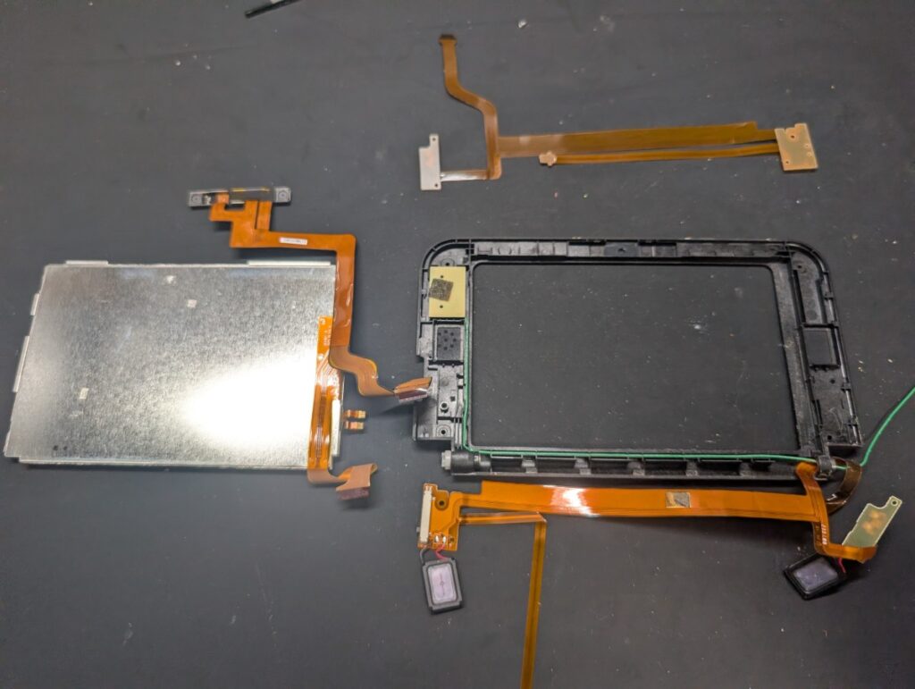 3DSLLのスピーカーケーブル交換時の写真