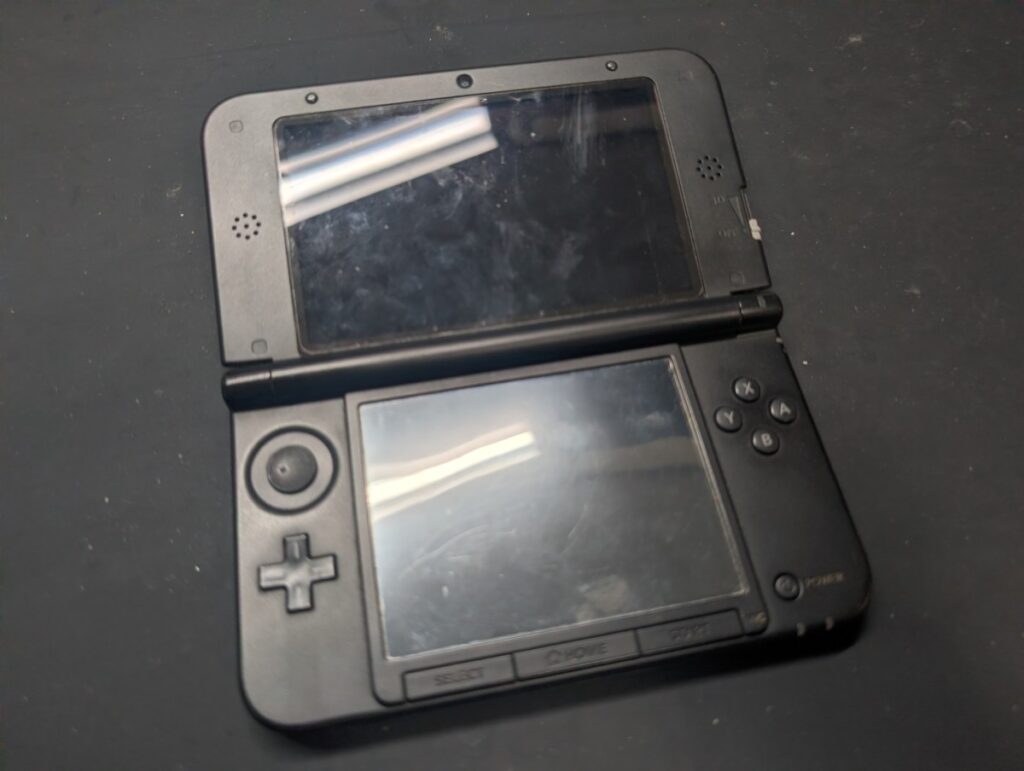 開閉角度により電源が落ちてしまう3DSLLの写真