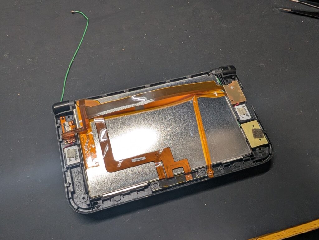 3DSLLのスピーカーケーブル交換後の組み立て時の写真