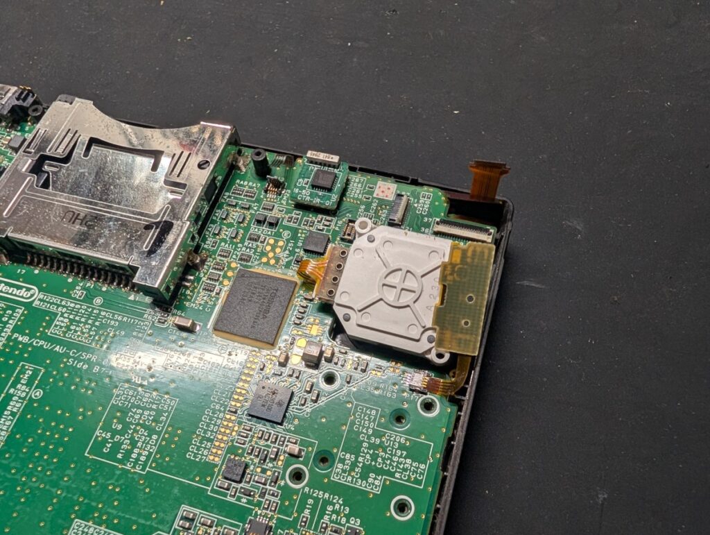 3DSLLのスピーカーケーブル交換後の組み立て時の写真