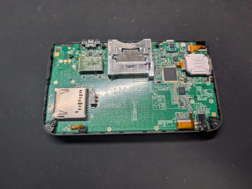 3DSLLのスピーカーケーブル交換後の組み立て時の写真