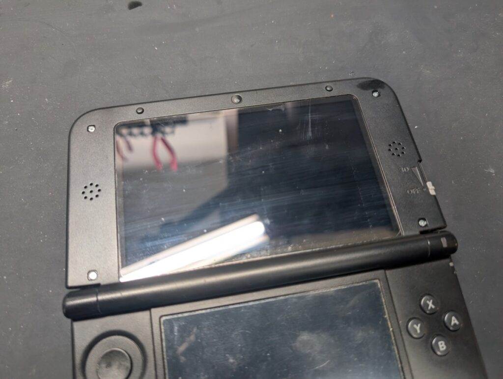 開閉角度により電源が落ちてしまう3DSLLの写真